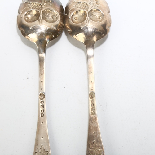 1699 - A pair of Victorian silver berry spoons, John Kilpatrick, London 1867, 22.5cm, 4.4oz