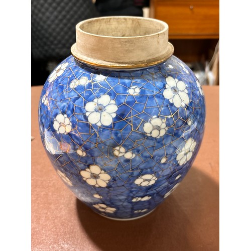 233 - Pair of Chinese blue and white porcelain jars and covers, with gilded decoration, height 25cm