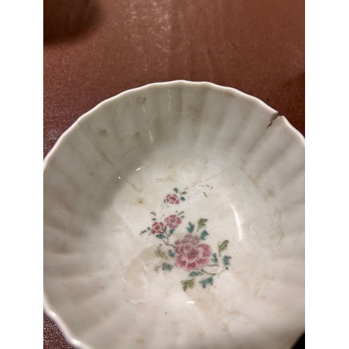 185 - A group of Chinese porcelain items