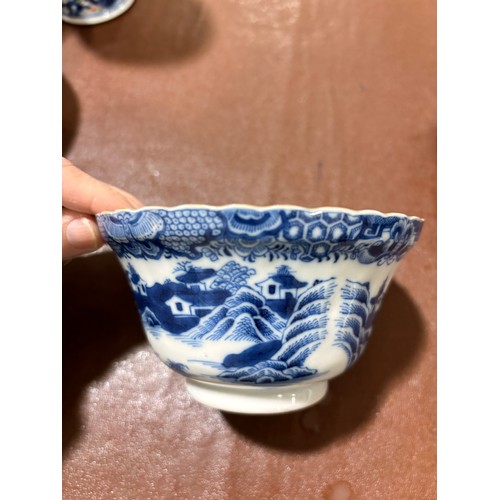 185 - A group of Chinese porcelain items