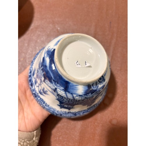 185 - A group of Chinese porcelain items