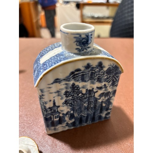 187 - A group of Chinese porcelain items, including a tea caddy and cover, height 12.5cm, a teapot with cr... 