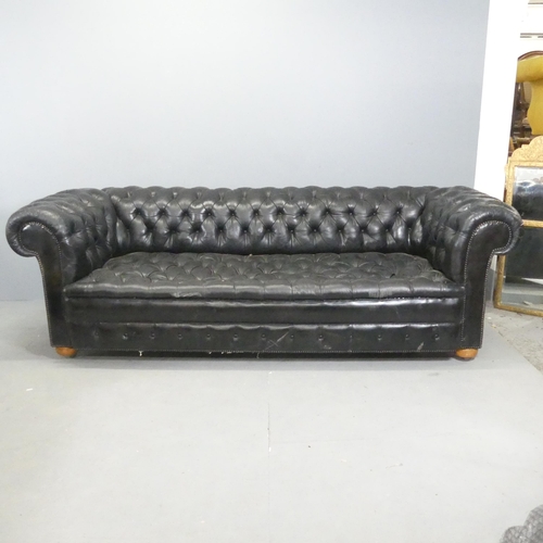 2712 - An vintage black leather Chesterfield style sofa. Overall 230x75x95cm, seat 163x42x60cm.