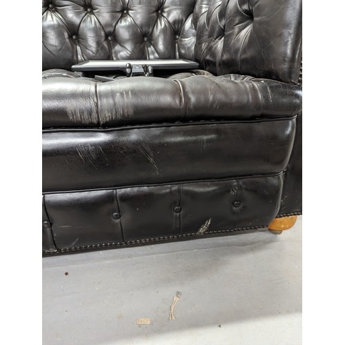 2712 - An vintage black leather Chesterfield style sofa. Overall 230x75x95cm, seat 163x42x60cm.