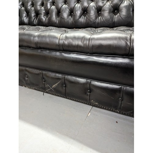 2712 - An vintage black leather Chesterfield style sofa. Overall 230x75x95cm, seat 163x42x60cm.