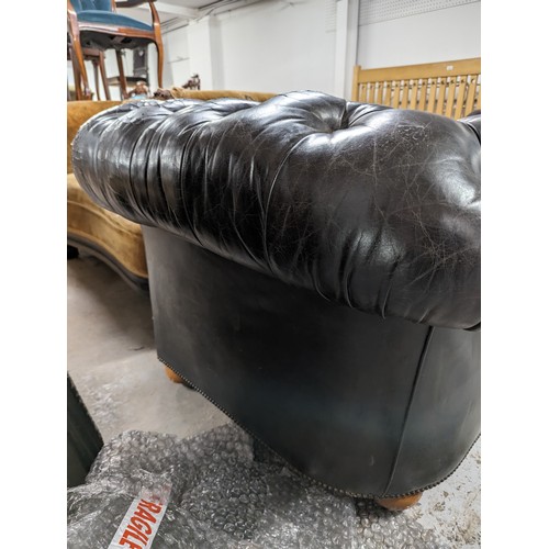 2712 - An vintage black leather Chesterfield style sofa. Overall 230x75x95cm, seat 163x42x60cm.