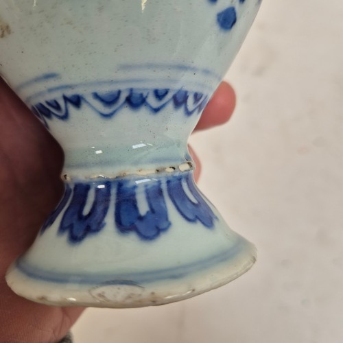 169 - A selection of modern blue and white Chinese ceramic items, including a hexagonal reticulated vase, ... 