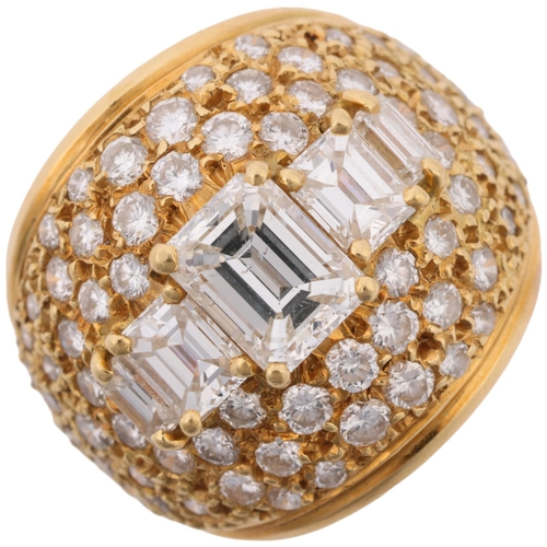 1228 - A Fine 18ct gold graduated five stone diamond bombe ring, London 2003, centrally claw set with emera... 