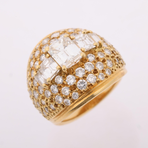 1228 - A Fine 18ct gold graduated five stone diamond bombe ring, London 2003, centrally claw set with emera... 