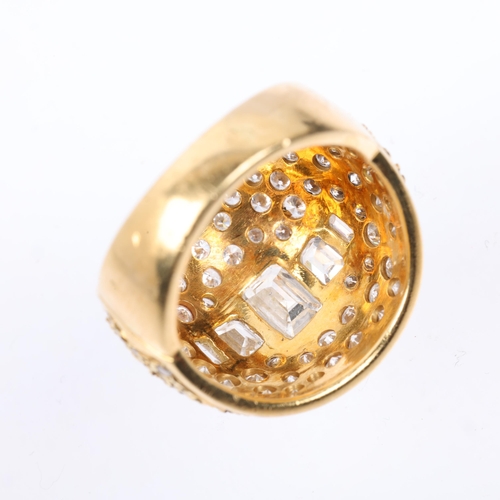 1228 - A Fine 18ct gold graduated five stone diamond bombe ring, London 2003, centrally claw set with emera... 