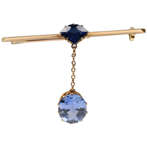 1250 - An early 20th century sapphire drop bar brooch, claw set with triangular segment-cut sapphire suspen... 