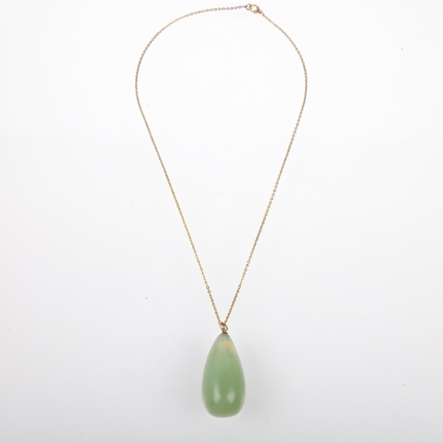 1272 - A polished jade teardrop pendant necklace, on 9ct cable link chain, pendant 41.8mm, chain 40cm, 22.3... 