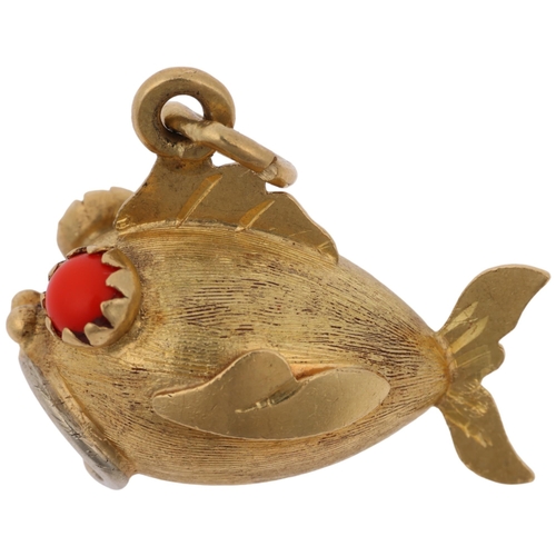 1339 - An Italian 18ct gold novelty figural fish charm/pendant, 18.2mm, 3.5g