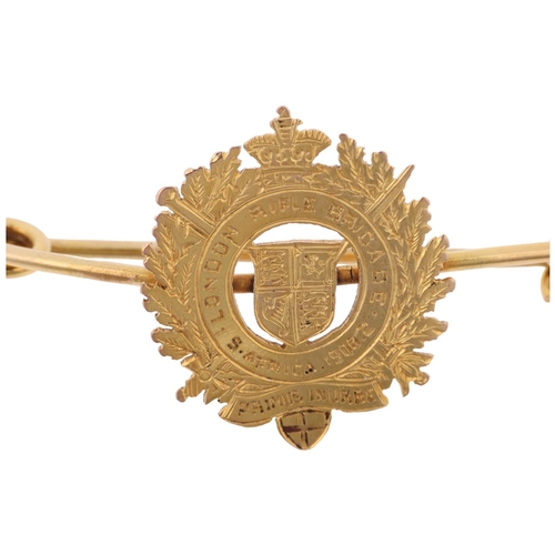 1352 - An early 20th century 9ct gold London Rifle Brigade military sweetheart bar brooch, South Africa 190... 