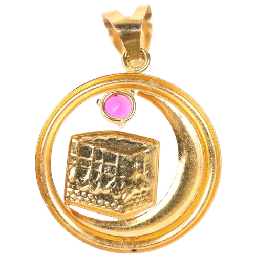 1354 - An 18ct gold synthetic ruby and enamel Khana Kaaba pendant/charm, 32.3mm, 2.1g