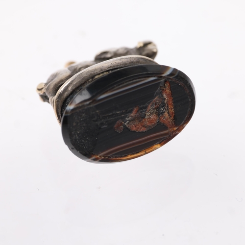 1446 - A 19th century silver and gold wild boar banded agate 'Crucifixion' seal fob, apparently unmarked, 1... 