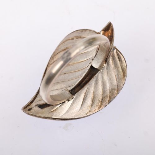 1466 - A Norwegian sterling silver and blue enamel leaf panel ring, apparently unmarked, setting height 19.... 