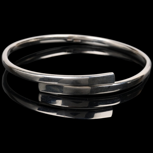 1483 - RANDERS SOLVVAREFABRIK - a Danish modernist sterling silver crossover torque bangle, setting height ... 