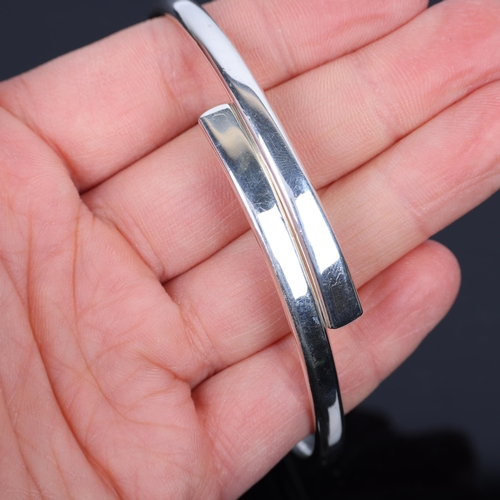 1483 - RANDERS SOLVVAREFABRIK - a Danish modernist sterling silver crossover torque bangle, setting height ... 