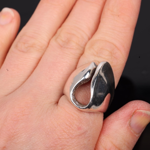 1492 - RANDERS SOLVVAREFABRIK - a Danish modernist sterling silver abstract openwork ring, setting height 2... 