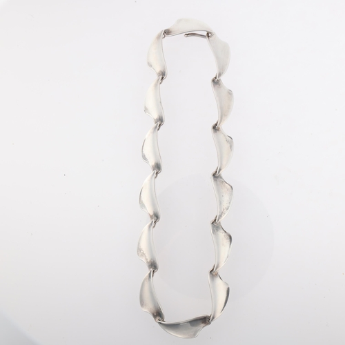 1513 - AARRE & KROGH - a Danish modernist sterling silver wave panel necklace, 38cm, 33.3g