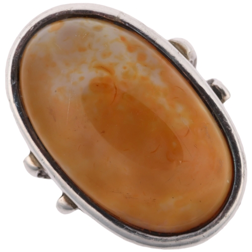 1517 - A large modernish agate dress ring, apparently unmarked white metal settings, setting height 35.3mm,... 