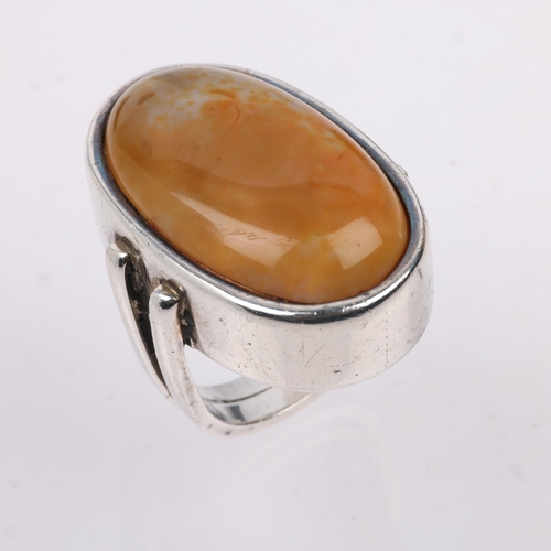 1517 - A large modernish agate dress ring, apparently unmarked white metal settings, setting height 35.3mm,... 