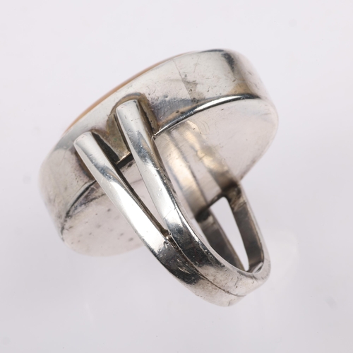 1517 - A large modernish agate dress ring, apparently unmarked white metal settings, setting height 35.3mm,... 