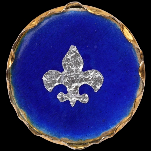 1523 - A modern enamel fleur-de-lis panel ring, apparently unmarked, setting height 21.7mm, size M, 6.6g