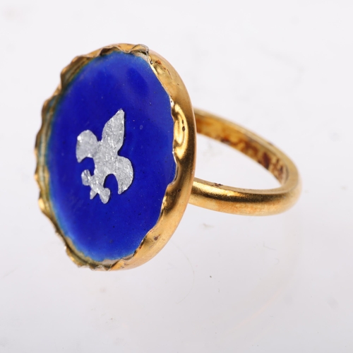 1523 - A modern enamel fleur-de-lis panel ring, apparently unmarked, setting height 21.7mm, size M, 6.6g