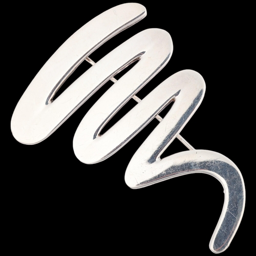 1526 - A sterling silver abstract squiggle brooch, maker AJ, import hallmarks Sheffield 1993, 57.7mm, 15.4g