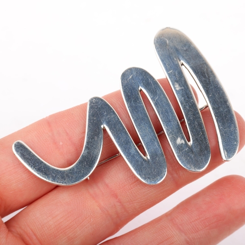 1526 - A sterling silver abstract squiggle brooch, maker AJ, import hallmarks Sheffield 1993, 57.7mm, 15.4g