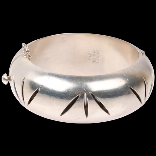 1530 - A large Mexican modernist sterling silver hinged bangle, with pierced decoration, band width 26.1mm,... 