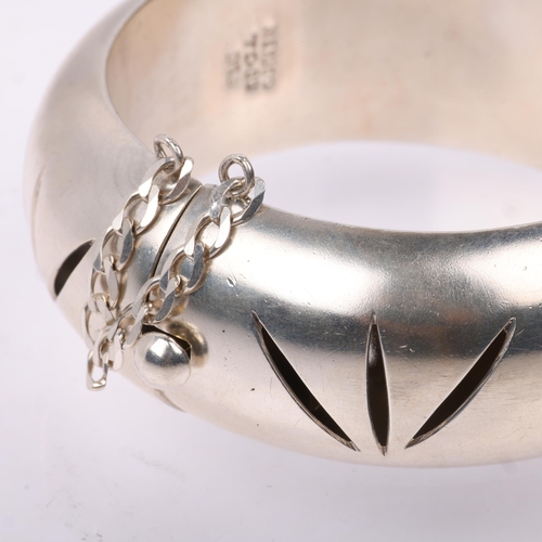 1530 - A large Mexican modernist sterling silver hinged bangle, with pierced decoration, band width 26.1mm,... 