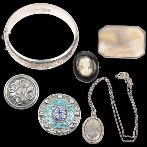 1566 - Various silver jewellery, including hinged bangle, agate brooch, cameo, etc, 73.8g gross