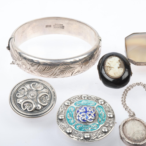 1566 - Various silver jewellery, including hinged bangle, agate brooch, cameo, etc, 73.8g gross