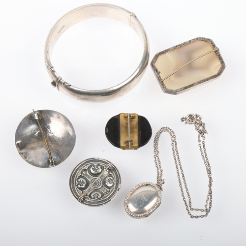 1566 - Various silver jewellery, including hinged bangle, agate brooch, cameo, etc, 73.8g gross