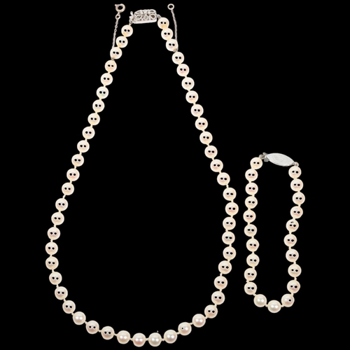 1570 - A Vintage single-strand cultured pearl bead necklace, with 14ct white gold clasp, maker's mark I, 40... 