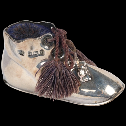 1606 - An Edwardian novelty silver shoe pin cushion, Levi & Salaman, Birmingham 1905, 5.5cm