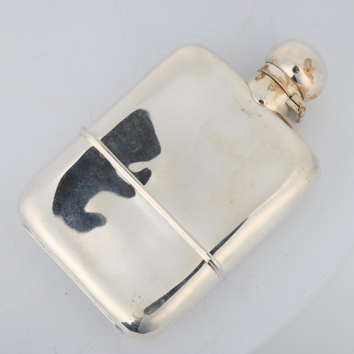 1646 - A good quality George V curved silver spirit flask, G&J Hawksley, Sheffield 1918, rectangular form w... 