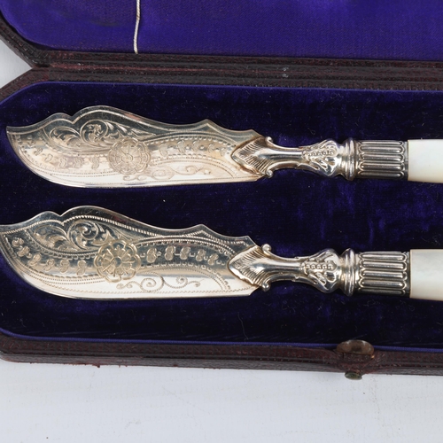 1706 - A pair of Victorian silver mother-of-pearl handled butter knives, Harrison Brothers & Howson, Sheffi... 