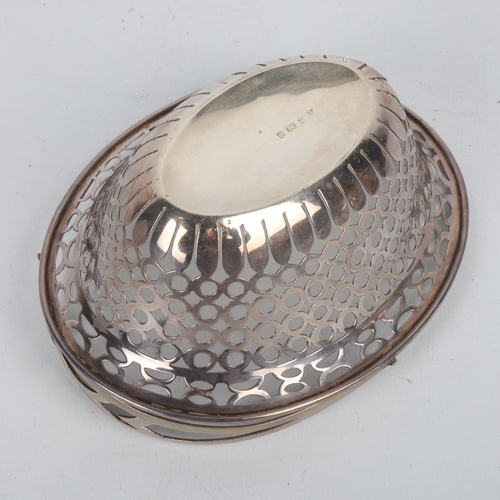 1719 - A late Victorian silver swing-handled bon bon basket, Deakin & Francis, Birmingham 1901, oval form w... 