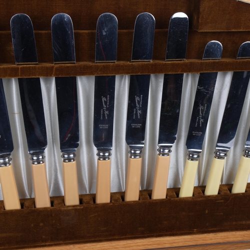 1727 - A George VI silver canteen of cutlery for 6 people, Bennett & Heron, Sheffield 1946, comprising dinn... 