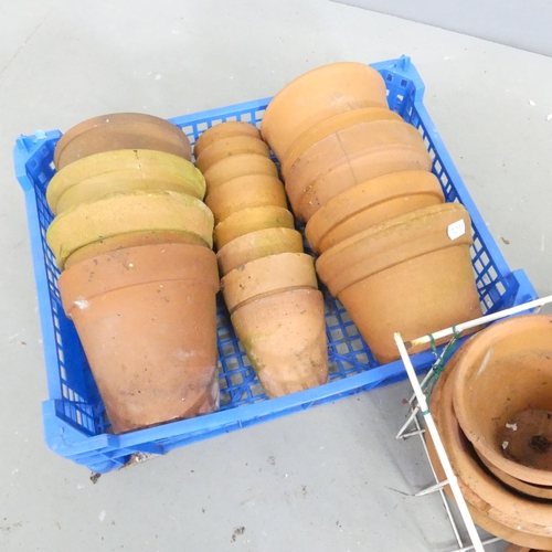 149 - A quantity of approximately 140 terracotta pots. Largest 15cm, smallest 5cm.