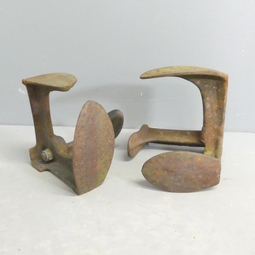 290 - A pair of cast iron cobbler's shoe anvils. 18cm.