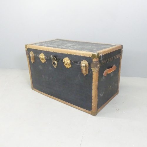 2572 - A vintage travelling trunk. 93x57x53cm.