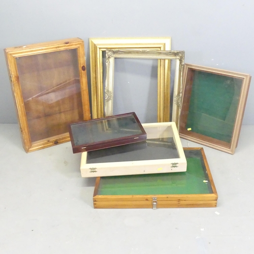 2570 - Five various tabletop display cabinets, largest, 67x9x47cm, and two picture frames (7).