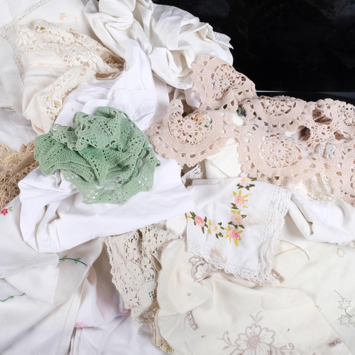 224 - Various linen, lace, doilies, etc