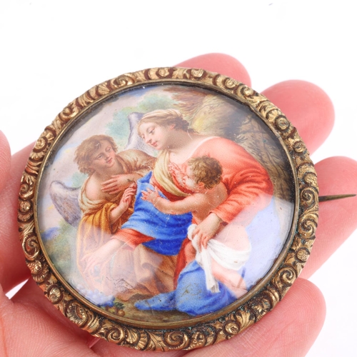 1366 - A 19th century hand painted porcelain panel brooch, depicting Madonna and Child, in unmarked yellow ... 