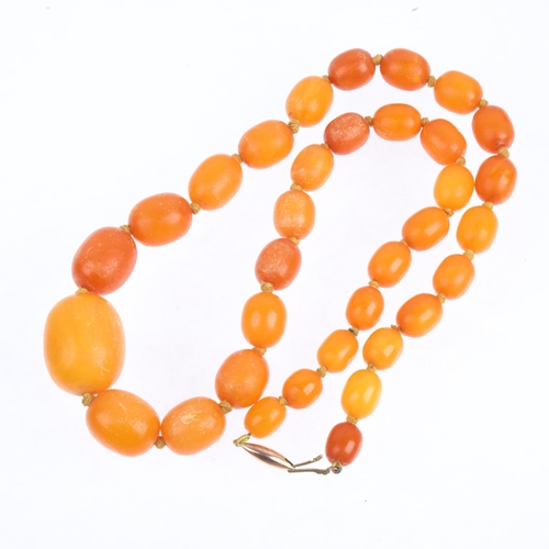 1525 - A single-strand graduated butterscotch amber bead necklace, beads measure: 22.3-9.3mm, 46cm, 26g